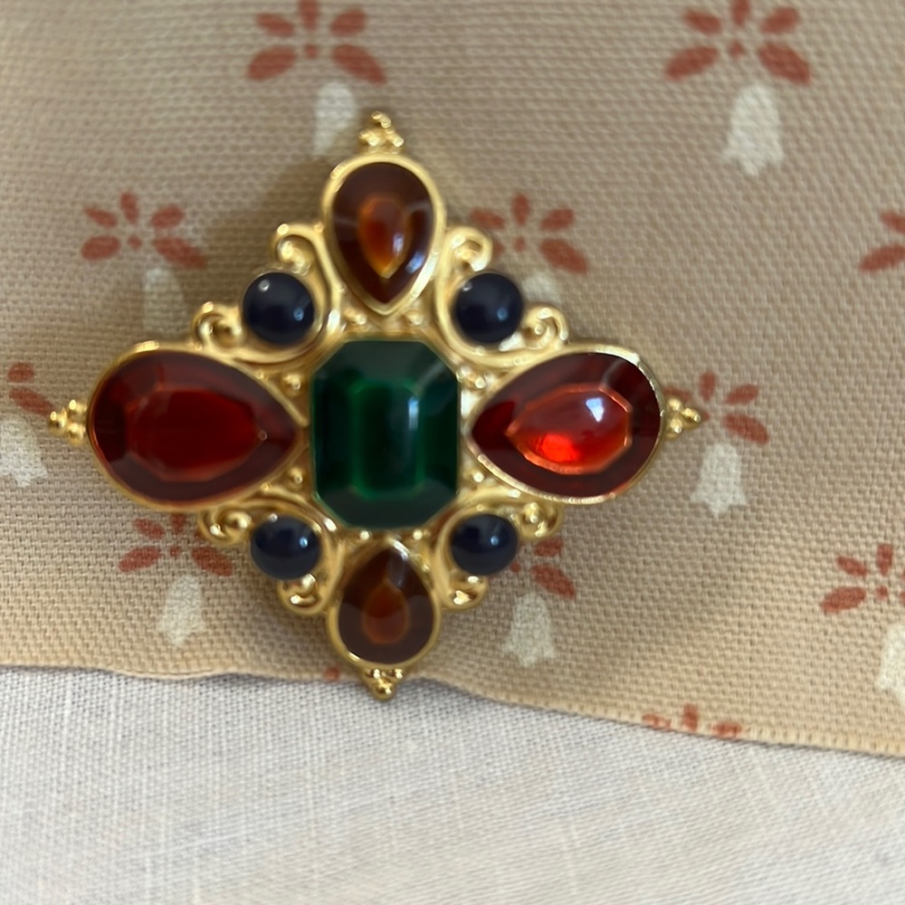Beautiful Jay Strongwater scarf slide that could also be used as a pendant.